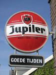 907620 Afbeelding van het uithangbord van café Goede Tijden, aan de gevel van het pand Verenigingdwarsstraat 28 te Utrecht.